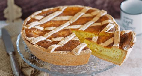 Immagine di una pastiera tradizionale con decorazioni in pasta frolla