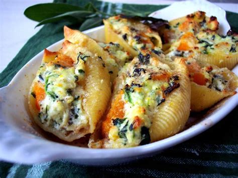 Ingredienti freschi per conchiglioni ripieni alla ricotta e pesto