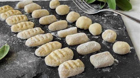Primo piano di gnocchi di patate fatti in casa