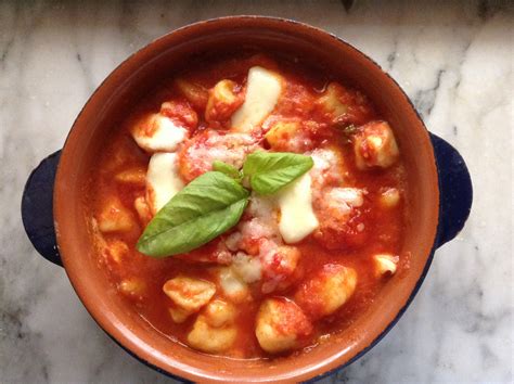 Immagine di un piatto di Gnocchi alla Sorrentina fumanti e filanti