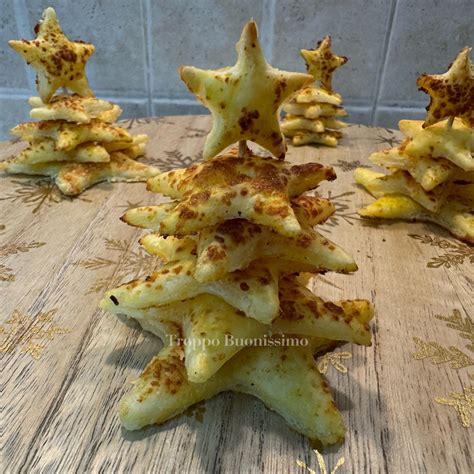 Alberelli di pasta sfoglia dorati e gonfi, guarniti con stelline.