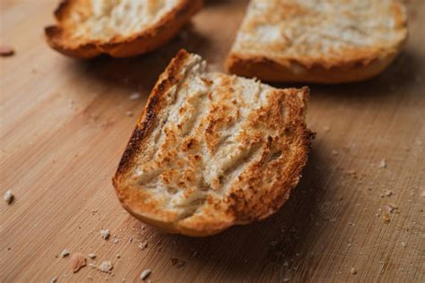Una ciotola con cubetti di pane tostato, pronti per essere utilizzati come crostini.