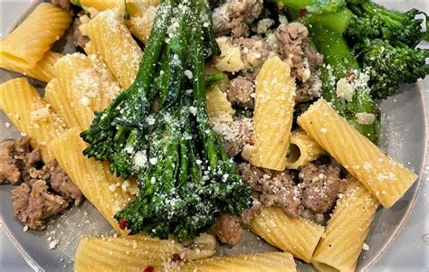 Immagine di broccoletti verdi freschi e salsiccia sbriciolata