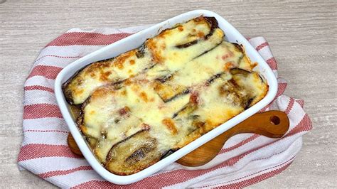 Ingredienti principali per la parmigiana di melanzane grigliate: melanzane, passata di pomodoro, mozzarella, parmigiano reggiano, basilico, olio extravergine d'oliva, aglio e sale.