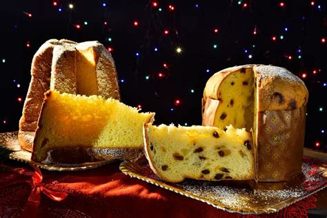 Selezione di dolci natalizi italiani: torrone, panettone, pandoro, cartellate