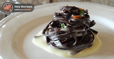 Varietà di tagliatelle al cacao con diversi condimenti