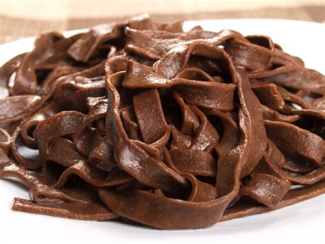 Dettaglio della preparazione dell'impasto per le tagliatelle al cacao