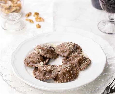 Immagine di ravioli al cacao con ripieno di ricotta e noci