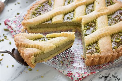 Immagine di una crostata al pistacchio finita, decorata con granella di pistacchi
