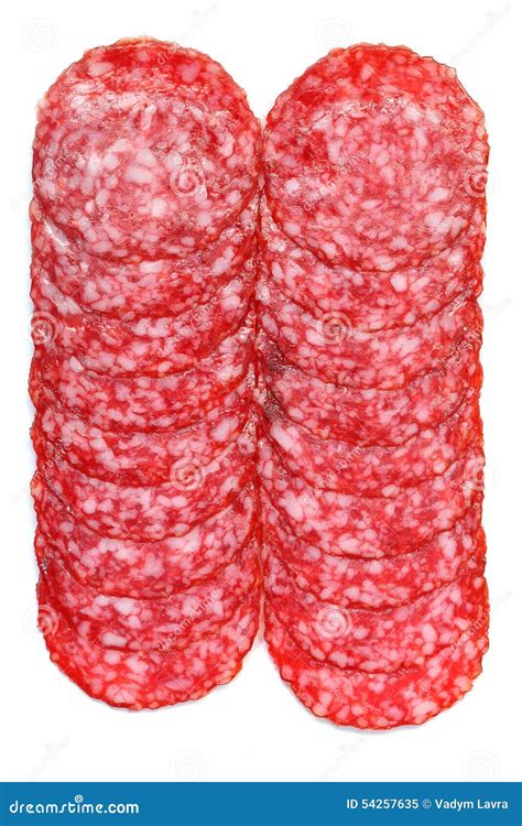 Immagine di un salame artigianale affettato, che mostra la macinatura media e il colore rosso intenso