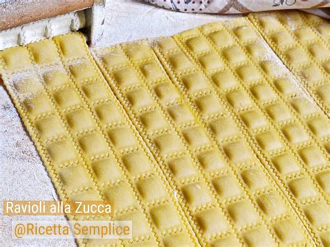 Immagine di ravioli fatti in casa disposti sul piano di lavoro