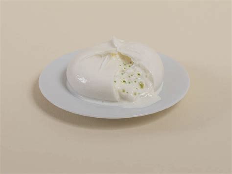 Immagine di burrata fresca e basilico