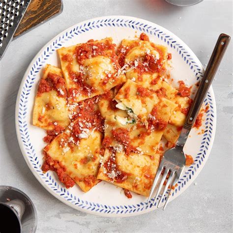 Immagine di ravioli di burrata serviti con una salsa al pomodoro