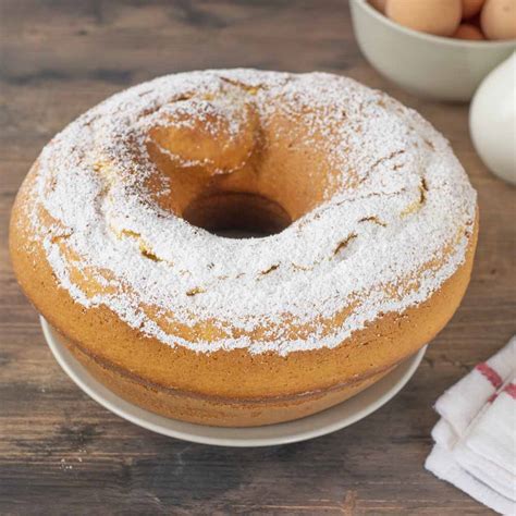 Immagine di un ciambellone soffice decorato con zucchero a velo