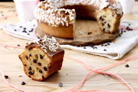 Immagine di ingredienti per ciambellone: uova, farina, yogurt, nocciole, gocce di cioccolato