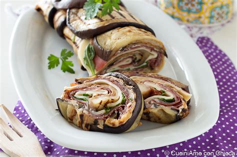 rotolo di melanzane arrotolato e pronto per essere infornato