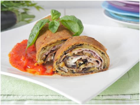 fetta di rotolo di melanzane servito con sugo di pomodoro