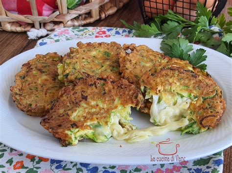 ingredienti freschi per frittelle di zucchine, provola e speck