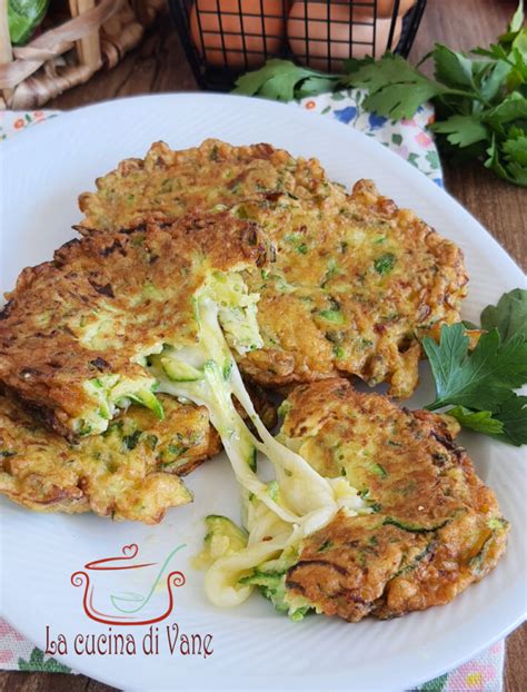 frittelle di zucchine che friggono in padella