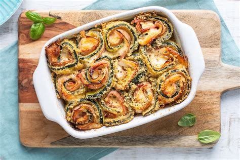 involtini di zucchine al forno con provola e speck pronti da servire