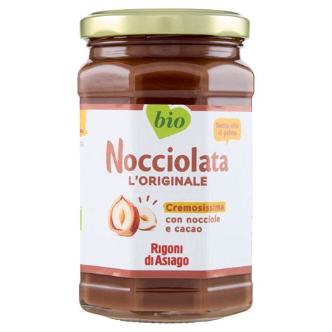 foto di un vasetto di Nocciolata Rigoni di Asiago con accanto una selezione di nocciole e fave di cacao