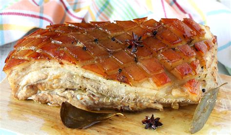 Pancetta di maiale al forno pronta per essere servita