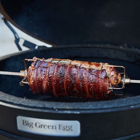 Big Green Egg con pancetta di maiale in cottura