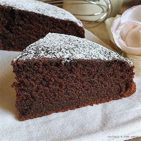 Ingredienti base per una torta al cioccolato: uova, zucchero, farina, cacao, burro/olio, latte, lievito.