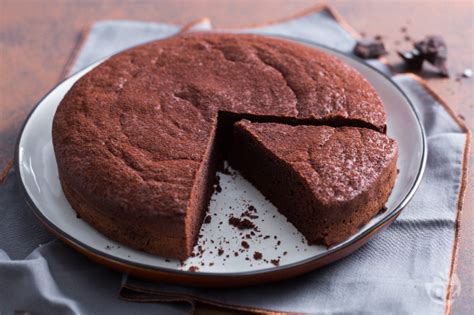 Stecchino utilizzato per verificare la cottura di una torta al cioccolato.