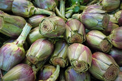 Un primo piano dei carciofi freschi, ingredienti chiave per il ripieno.