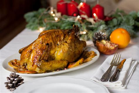 Un piatto di faraona ripiena affettata, pronto per essere servito.