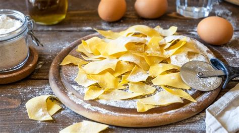 Schema della preparazione della pasta fresca per maltagliati con indicazione degli ingredienti e delle fasi di lavorazione