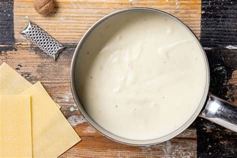 infografica con gli ingredienti principali per la besciamella senza burro: farina, latte, olio, sale, pepe, noce moscata