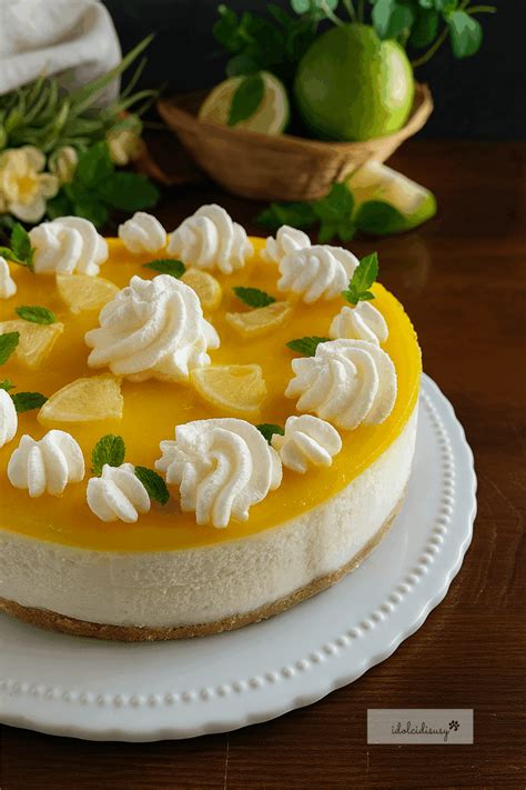 una cheesecake al limone decorata con fettine di limone e foglie di menta