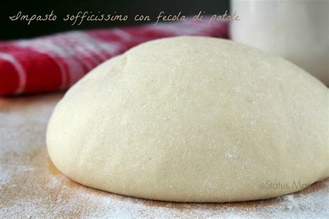 Schema che illustra le differenze tra un impasto con e senza fecola di patate, evidenziando la struttura del cornicione.
