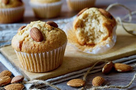 Muffin alle mandorle dorati e soffici con mandorle intere sulla superficie