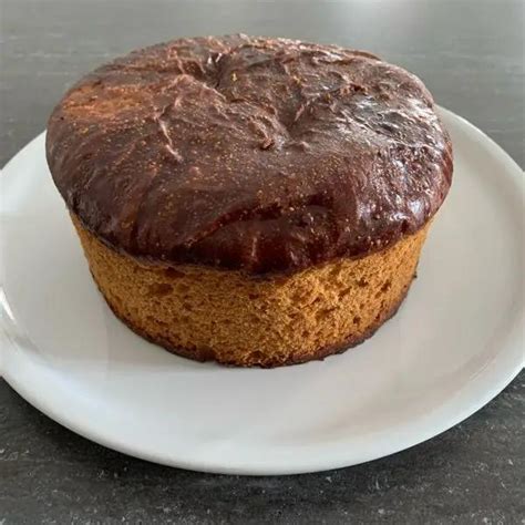 Immagine ravvicinata di uno stecchino che viene estratto da un muffin, mostrando l'interno cotto