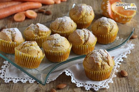 Sezione trasversale di un muffin alle carote e mandorle che mostra la consistenza umida e i pezzi di carota
