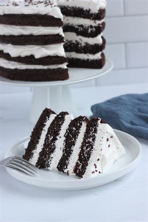 Una fetta di Whipped Cream Cake con cioccolato