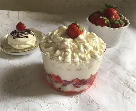 Coppa di fragole fresche con panna montata