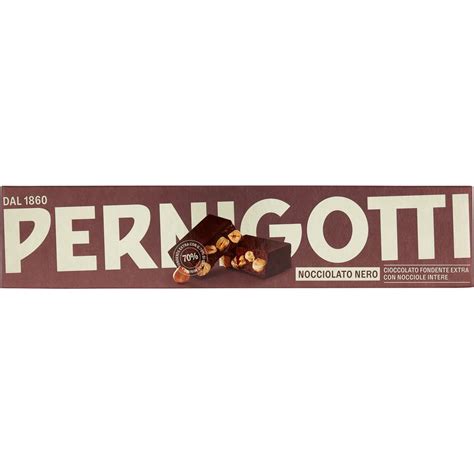 Dettaglio del cioccolato fondente Pernigotti, con texture liscia e colore intenso