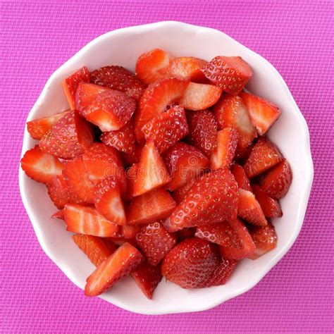 Immagine di fragole fresche tagliate a pezzetti in una ciotola, pronte per essere macerate