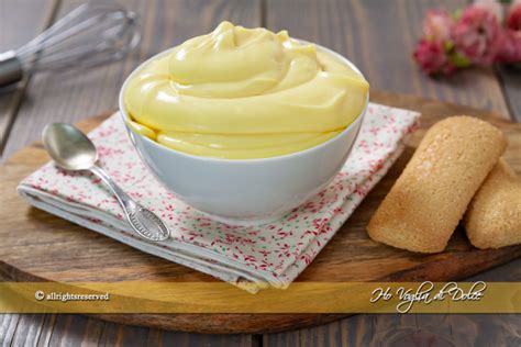 Immagine di una crema al mascarpone liscia e vellutata in una ciotola