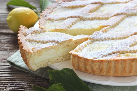 foto di una crostata alla ricotta e limone con decorazioni di scorza di limone