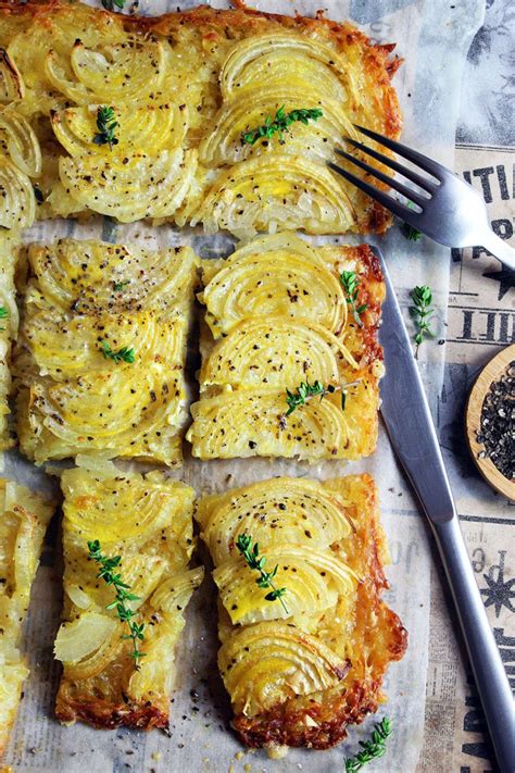 Ingredienti per il tortino di patate e cipolle disposti su un piano di lavoro