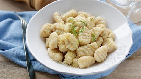 Gennaro Contaldo che prepara gli gnocchi di ricotta