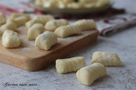 Ingredienti freschi per gli gnocchi di ricotta