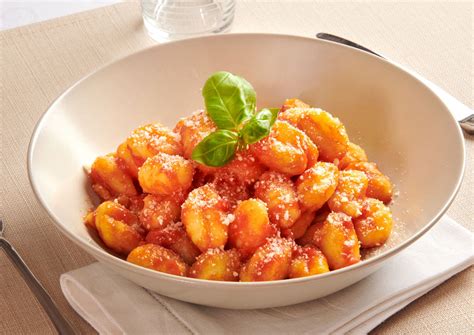 Gnocchi di ricotta serviti con sugo al pomodoro e basilico