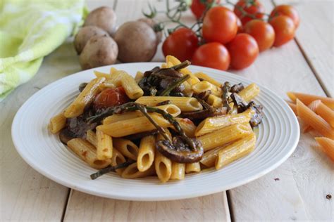 Ingredienti freschi per un piatto primaverile: asparagi, funghi e pomodorini