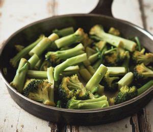 Ingredienti per il pesto di gambi di broccoli